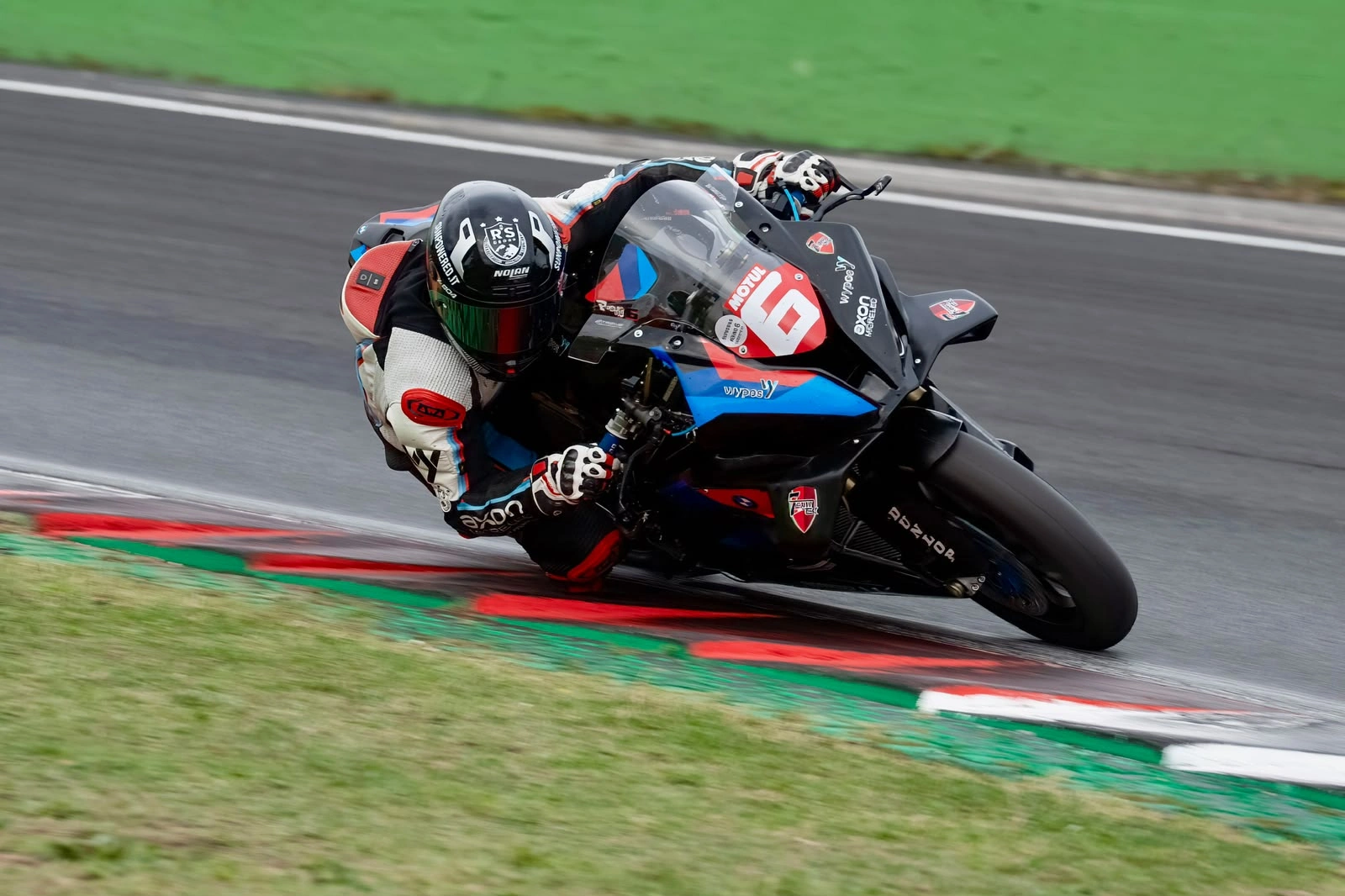 Emanuele sulla BMW numero 6 del team Axon Seven nel CIV Superbike