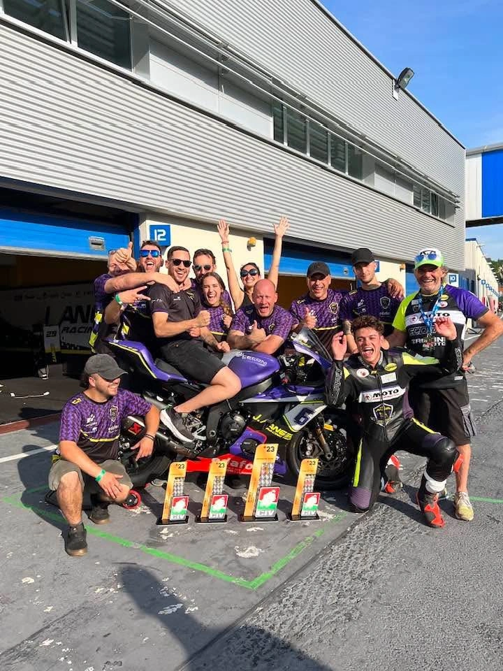 Emanuele con la squadra J. Angel, la Yamaha numero 6 e i trofei