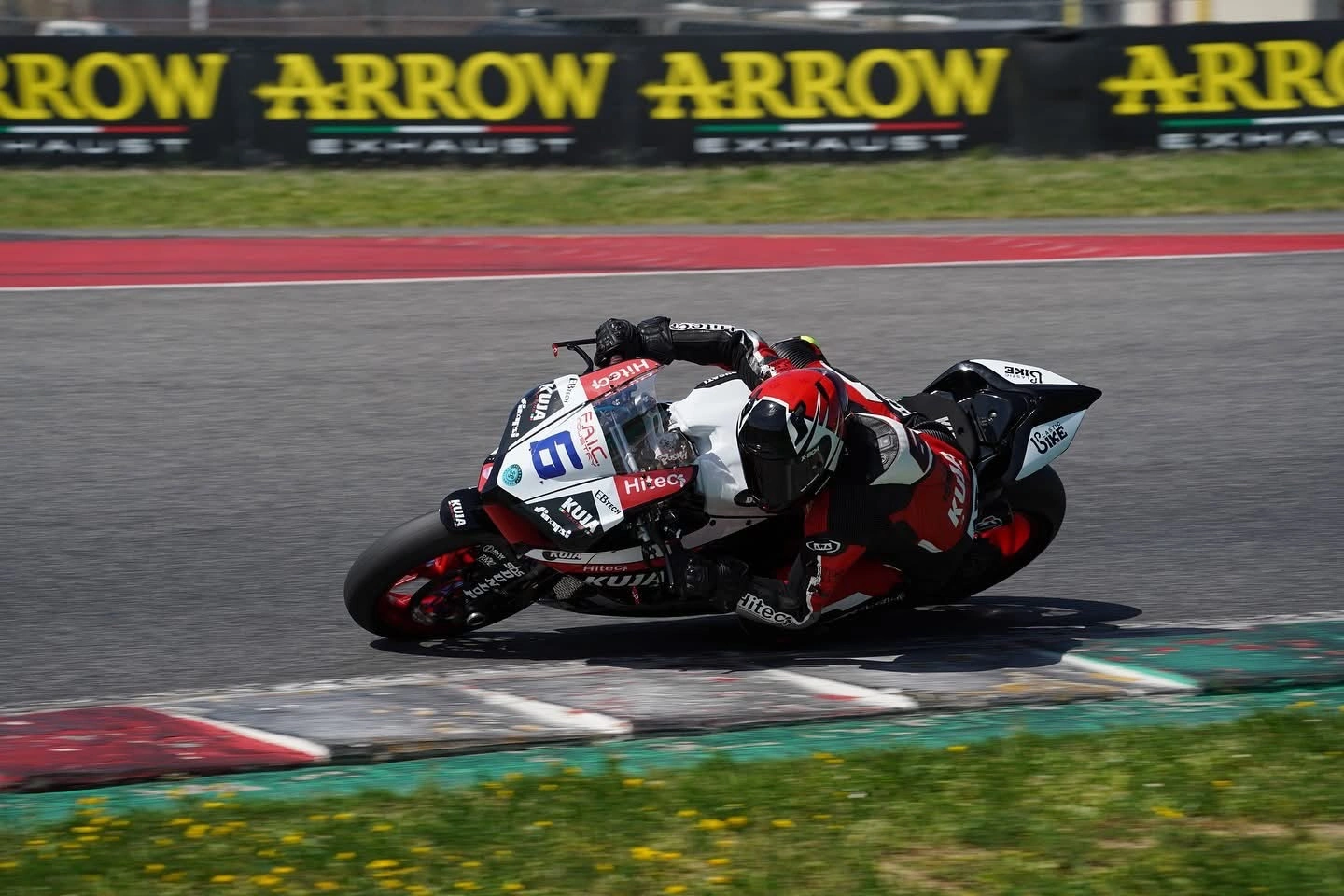 Emanuele in piega sulla Ducati del Kuja Racing