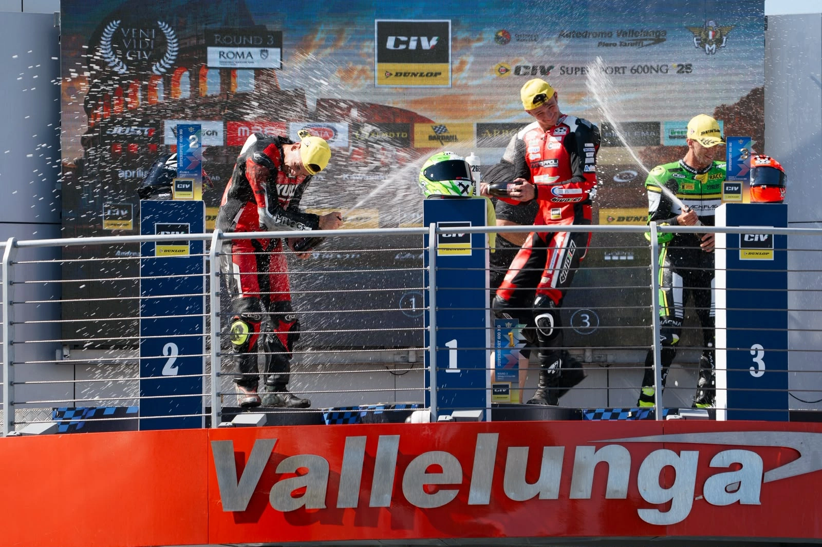 Emanuele sul secondo gradino del podio a Vallelunga con Kuja Racing