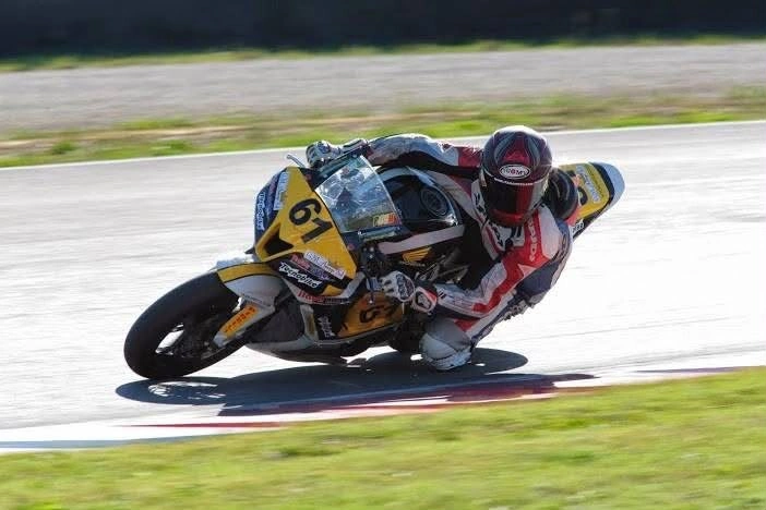 Emanuele in piega sulla moto numero 61 dopo il ritorno alle competizioni