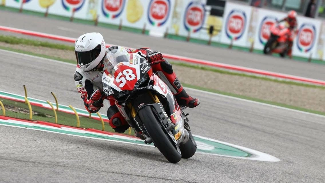 Emanuele affronta i cordoli sulla Superstock numero 58