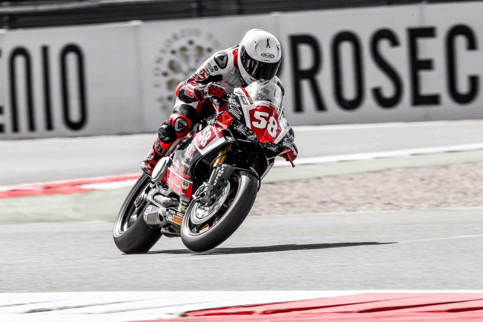 Emanuele in azione sulla Ducati numero 58