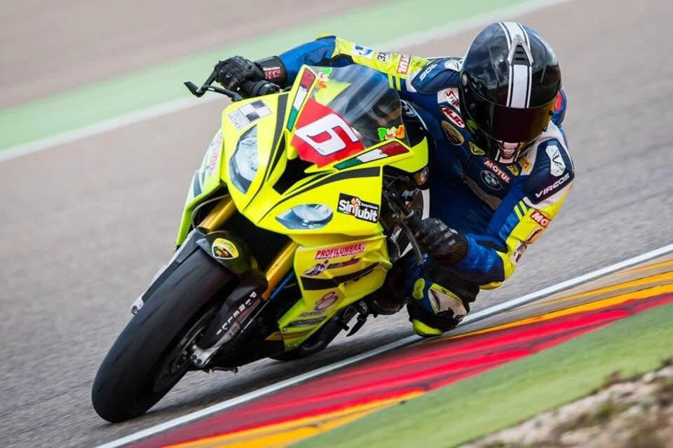 Emanuele in piega sulla moto gialla numero 6