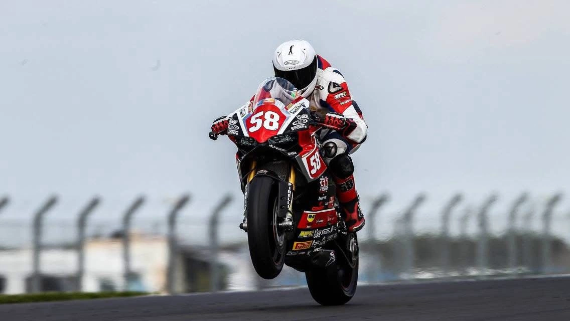 Emanuele sulla Superstock 1000 numero 58 mentre supera un dosso