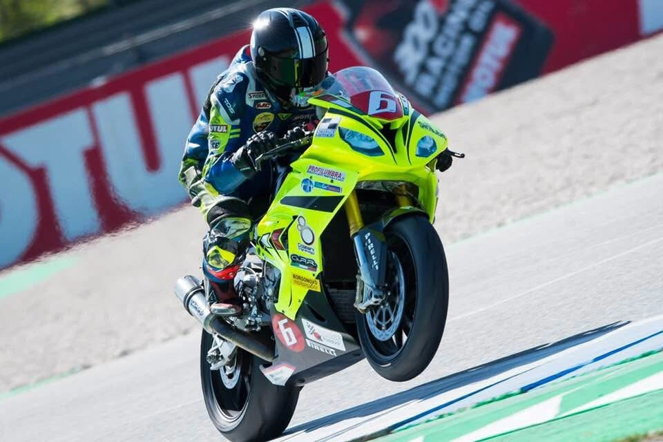 Emanuele in accelerazione sulla Superstock numero 6